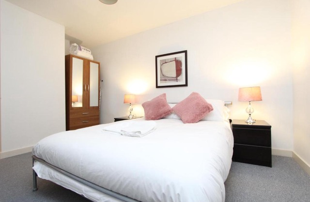 Spacious 1- Bedroom Apartment in E16