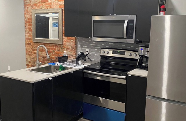 Spacious 1 bedroom near Phila Zoo/Fairmount Park. Rear Deck, Wifi, Coffee Maker