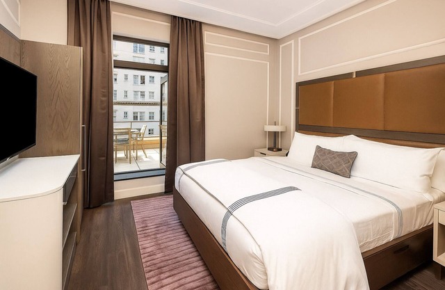 Spacious 1 King Bedroom Penthouse Suite, Central Park NYC