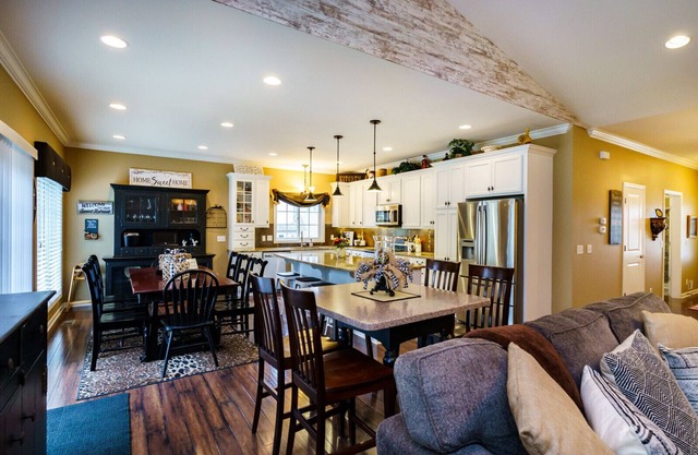 SPACIOUS, 10 BEDS, SLEEP 14, NEAR LAKE/WATERPARK AND ALL ATTRACTIONS