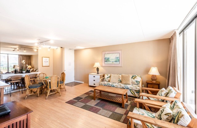 Spacious 14th Floor Corner Suite, Partial Diamond Head and Ocean Views, FREE Parking!