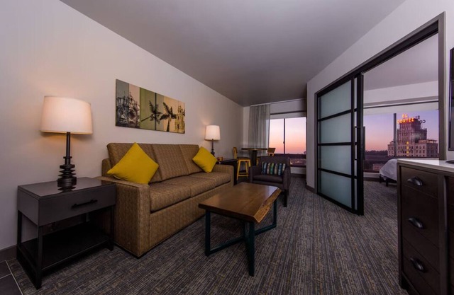 Spacious 1bdrm suite in Gaslamp Qtr, SanD; walk to conv ctr, museums
