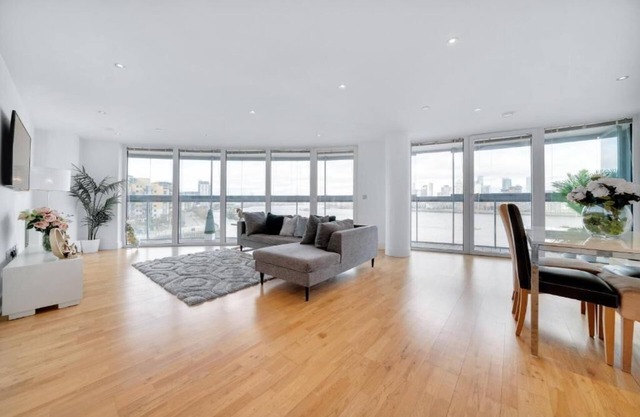 Spacious 2-Bed 2-Bath Apartment with River Views Ideal for Long Stays