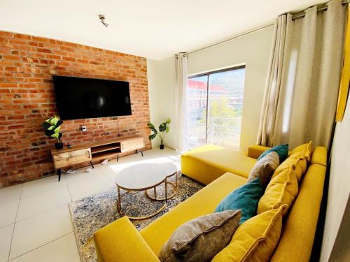 Spacious 2 bed apartment with mountain views The Factory Cape