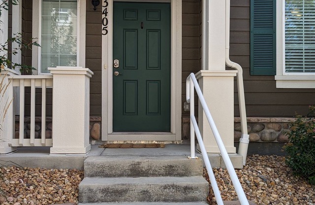 Spacious 2 bedroom townhome close to DIA and hospitals.
