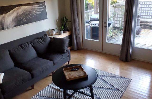 Spacious 2 bedroom apartment, in the heart of Greektown.