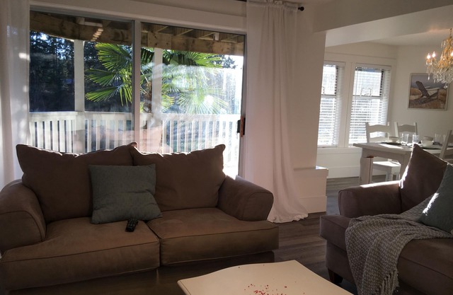 Spacious 2 bedroom suite on Prestigious Fairwinds Golf Course