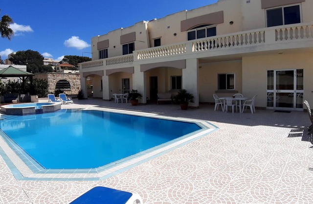 Spacious 2 bedroom sleep 5, swimming pool, AC/WiFi