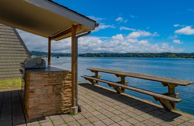 Spacious 2-Bedroom Townhome with Balcony & Marina