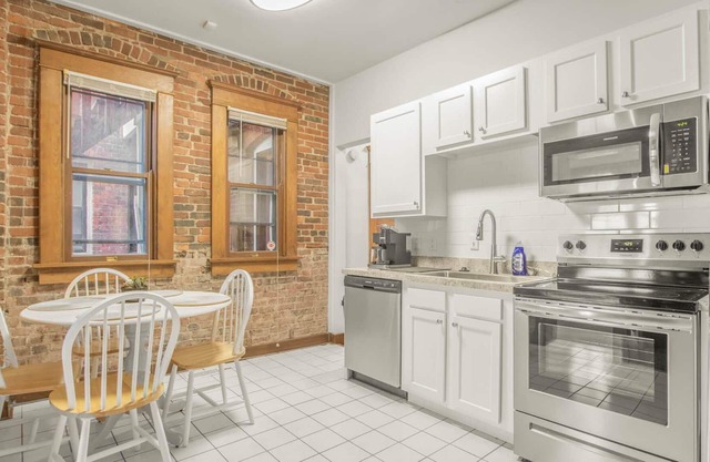 Spacious 2 Bedroom Apartment - Close To It All!