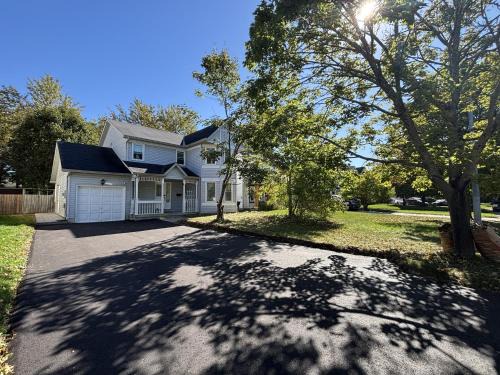 Spacious 2-BR Basement Suite Near Lake Simcoe & Beach Park