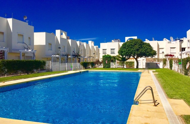 Spacious 2 Bed With Great Pool Near Beach & Golf