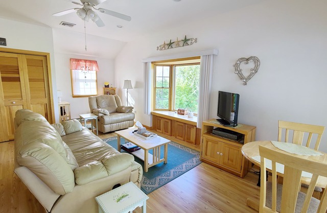Spacious 2BD Cottage-Central A/C, Close to Marconi Beach & Cape Cod Rail Trail for Biking, Walking