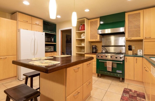 Spacious 2BR retreat with Mtn view. Pets allowed