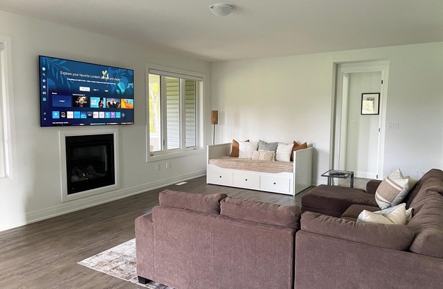 Spacious 3 Bdrm Retreat | Muskoka Room & Fireplace