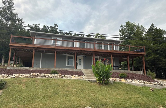 Spacious 3 bed - 3bath lake view and access home close to Ball Parks National.