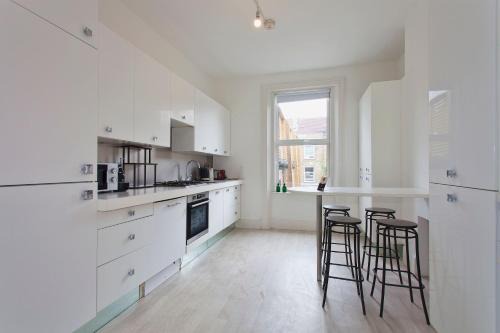 Spacious 3 Bed Apartment, NW6