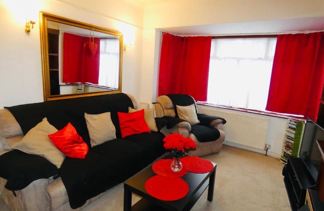SPACIOUS 3 BED HOUSE WITH PARKING & GOOD TRANSPORT