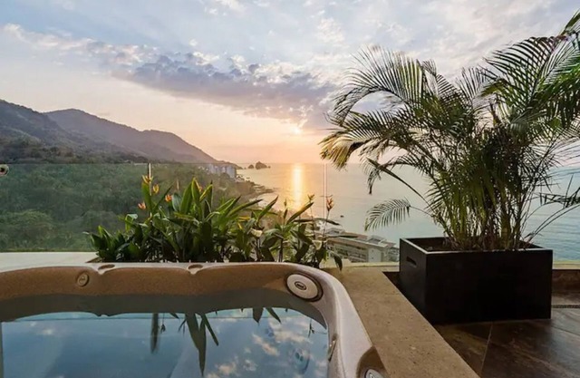 Spacious 3 bedroom Ocean Front view Condo/8 guestnn