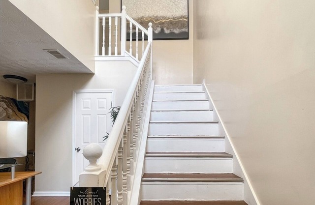 Spacious 3 bedroom Getaway: Perfect for families: 10 mins away from Airport