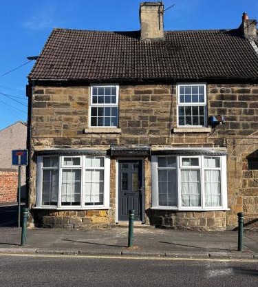 Spacious 3-Bedroom Home in Town Sleeps 5, Free Parking