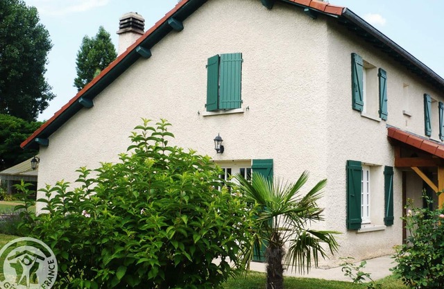 Spacious 3-Bedroom House with Modern Amenities, Garden, and Private Terrace in Renaison