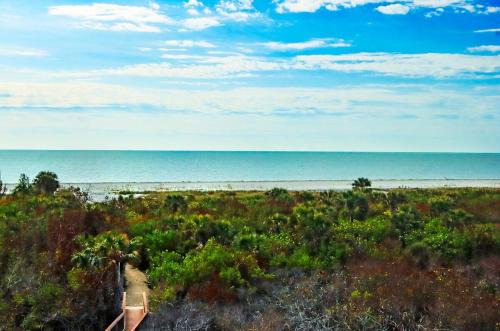 Spacious 3-Bedroom Retreat with Gulf Views & Screened Porch