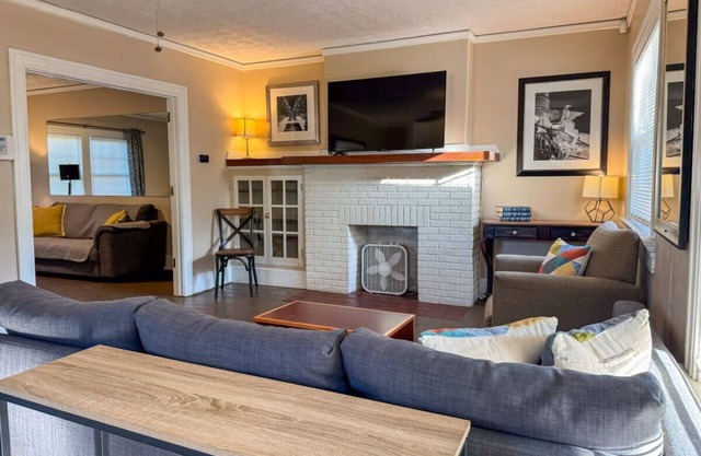 Spacious 3 Bedroom, Sleeps 12 w/7 Beds + Parking