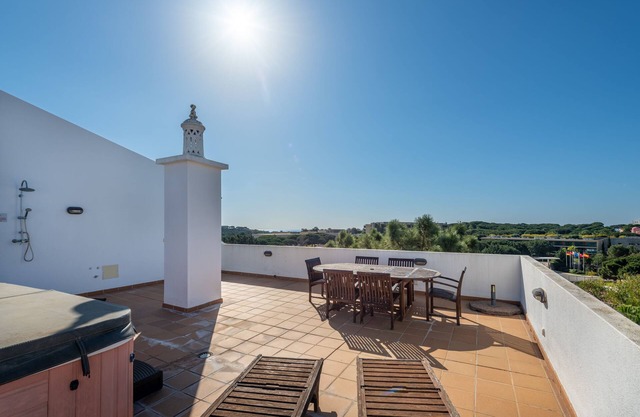 Spacious 3 bedrooms 3 bathrooms, roof top sea view