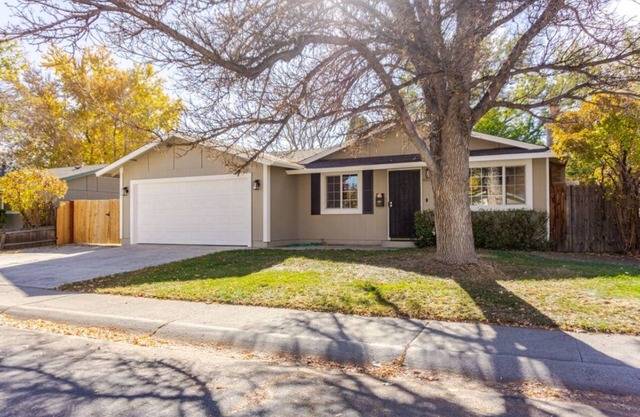 Spacious 3 bedrooms house with WiFi, AC in Wonderful Carson City