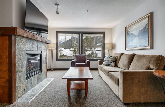Spacious 3-Br 3-Ba | Ski In/Out | Pool & Hot Tubs | In Heart of Panorama Resort
