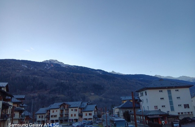 Spacious 3-Room Apartment with Mountain View, Near Funicular, Sleeps 6