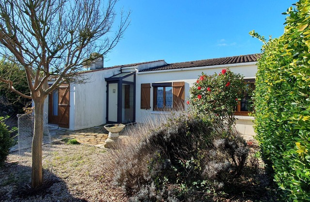 Spacious 3-Bedroom House with Garden, Close to Amenities and Beach, Pet-Friendly