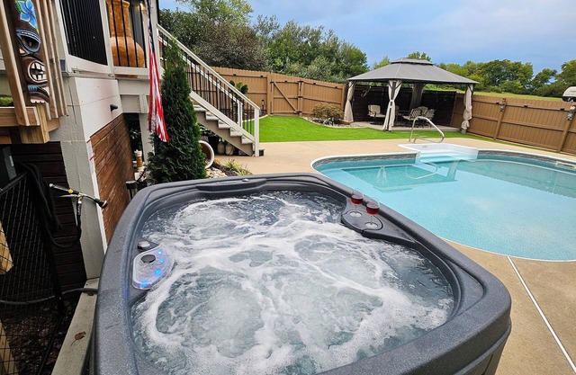 Spacious 3600 sq ft Home-Hot Tub-Pool-Game Room & 3 Acres of Privacy - Sleeps 14