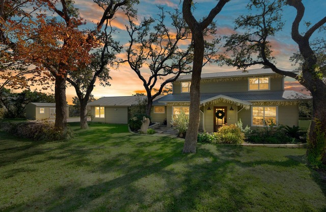 Spacious 3BD/2BA Retreat- Conveniently Located!