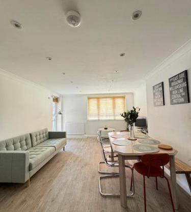 Spacious 3BD Flat Close to Tube - Fulham!