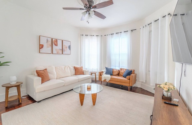 Spacious 3BDR near Harvard/5-Min Walk to Train - Davis Sq/Free Parking!