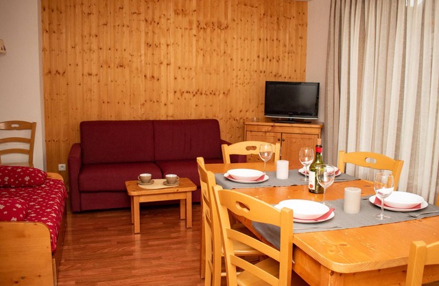 Spacious 3BR Chalet, Sleeps 8, Near Pistes, Heated Pool