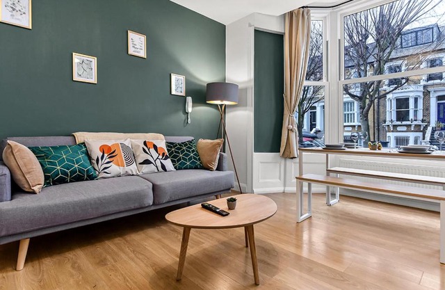 Spacious 3BR Hackney Home, Sleeps 6, Sunny Garden