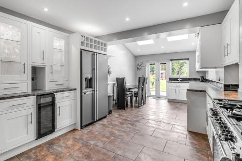 Spacious 4-bed Home Garden, Parking & Near City