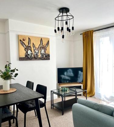 Spacious 4-Bed Home Near Cambridge City Centre