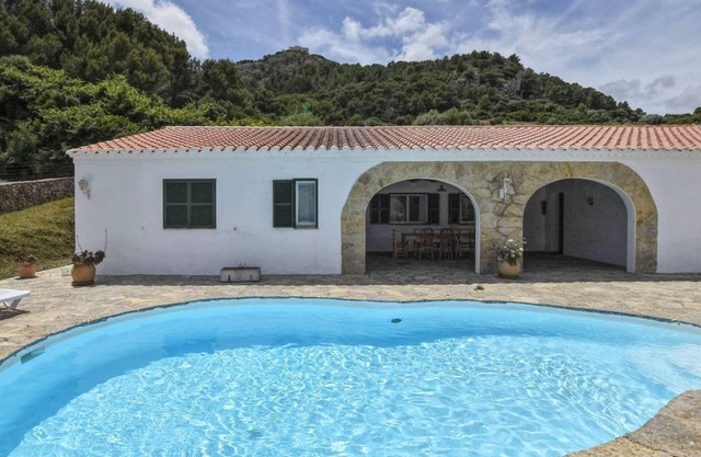 Spacious 4-Bed Villa with Pool