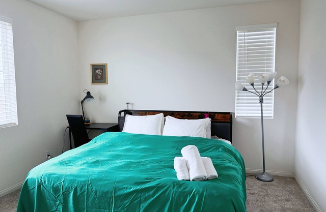 Spacious 4-bedroom house with WiFi, AC in peaceful neighborhood, Free Parking