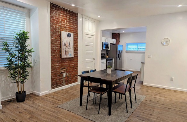 Spacious 4-bedroom/2-bathroom house with WiFi and AC in charming Pittsburgh