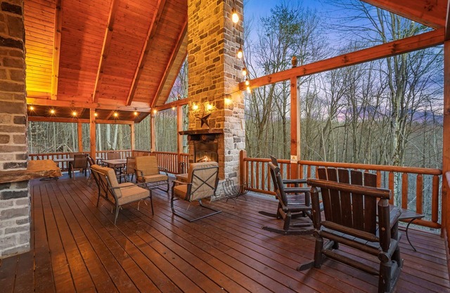 Spacious 4 Bedroom 3 Bath Lodge. Easy Access to Hiking + Dining!