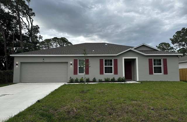 Spacious 4-bedroom house with AC, WiFi in wonderful Palm Bay