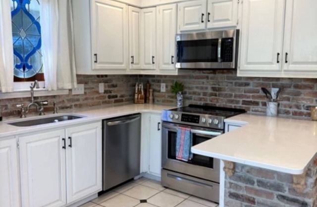 Spacious 4-bedroom House in best neighborhood in Augusta. 1.5 miles to course