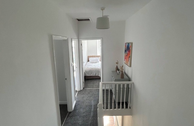 Spacious 4 Bedroom House - Central & Pet Friendly