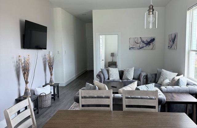 Spacious 4-bedroom house, Sleeps 8 with WiFi, AC in Dallas