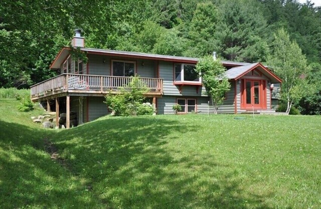 Spacious 4 Bedroom Okemo Home in Ludlow, minutes to the slopes.